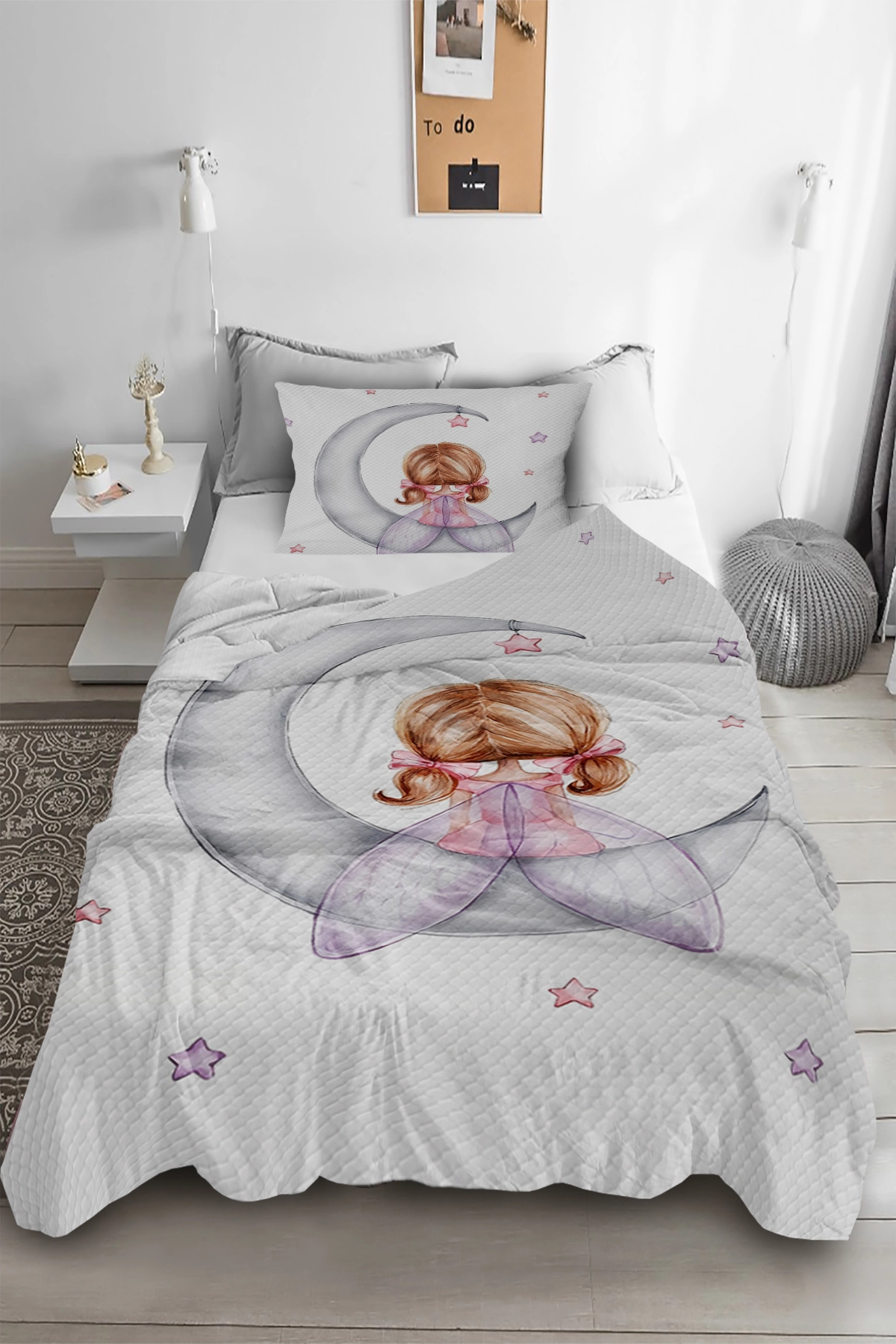 Sevimli Ayda Oturan Kız Tek Kişilik Çocuk Pike Yastık Kılıflı