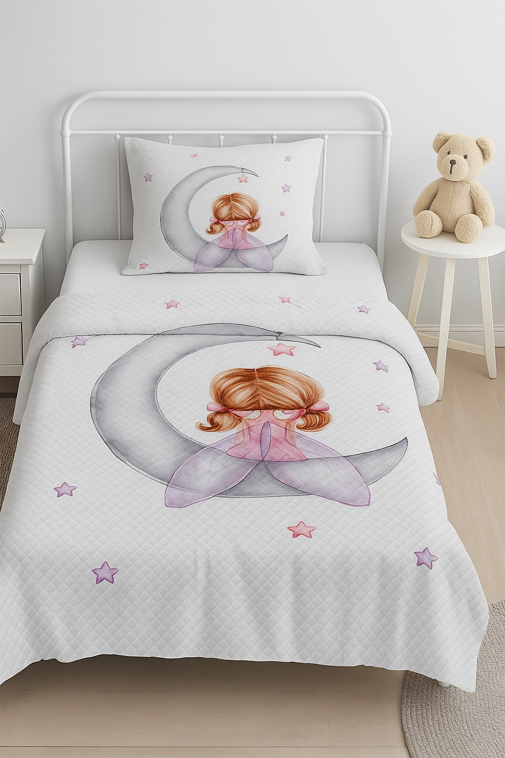 Sevimli Ayda Oturan Kız Tek Kişilik Çocuk Pike Yastık Kılıflı