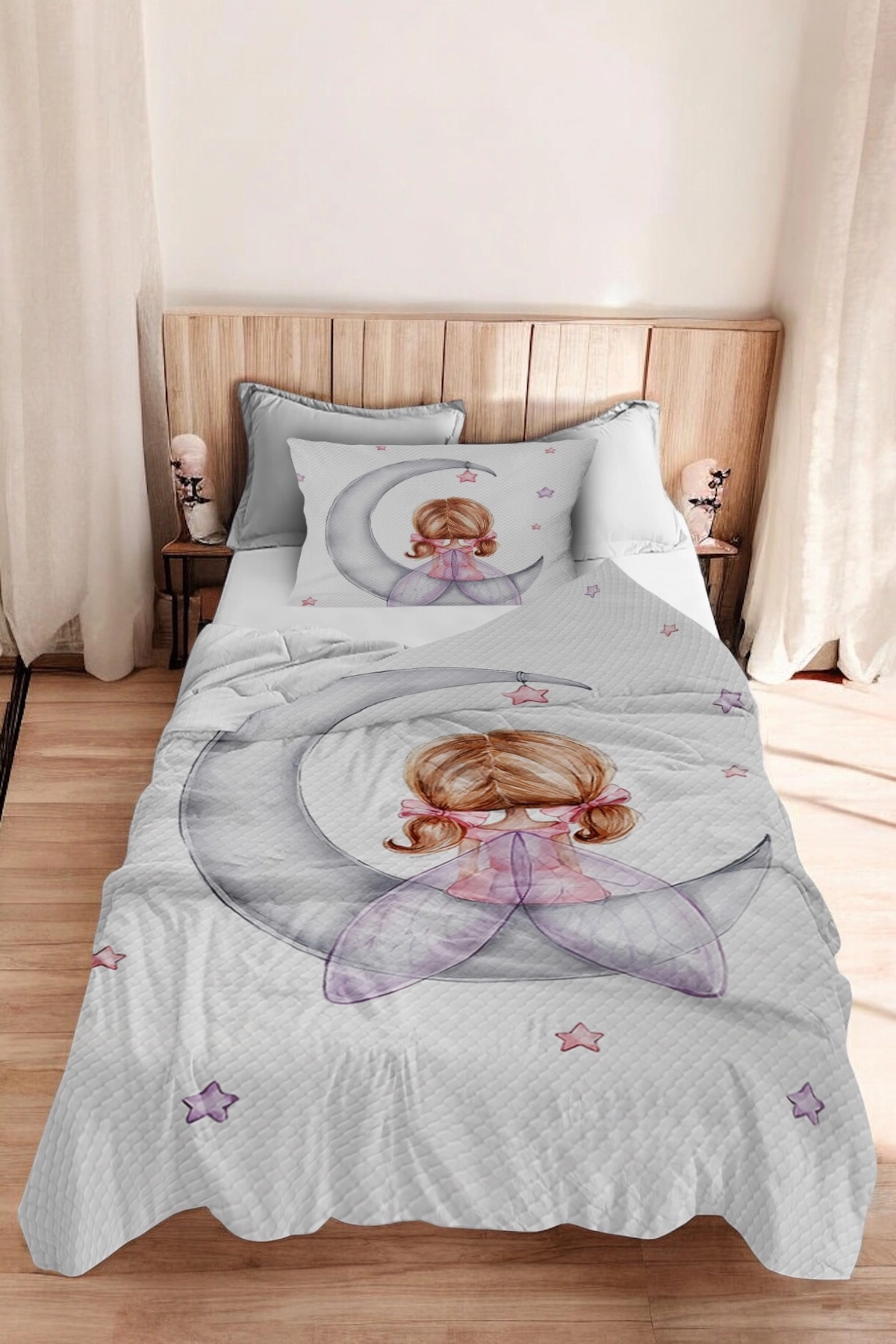 Sevimli Ayda Oturan Kız Tek Kişilik Çocuk Pike Yastık Kılıflı