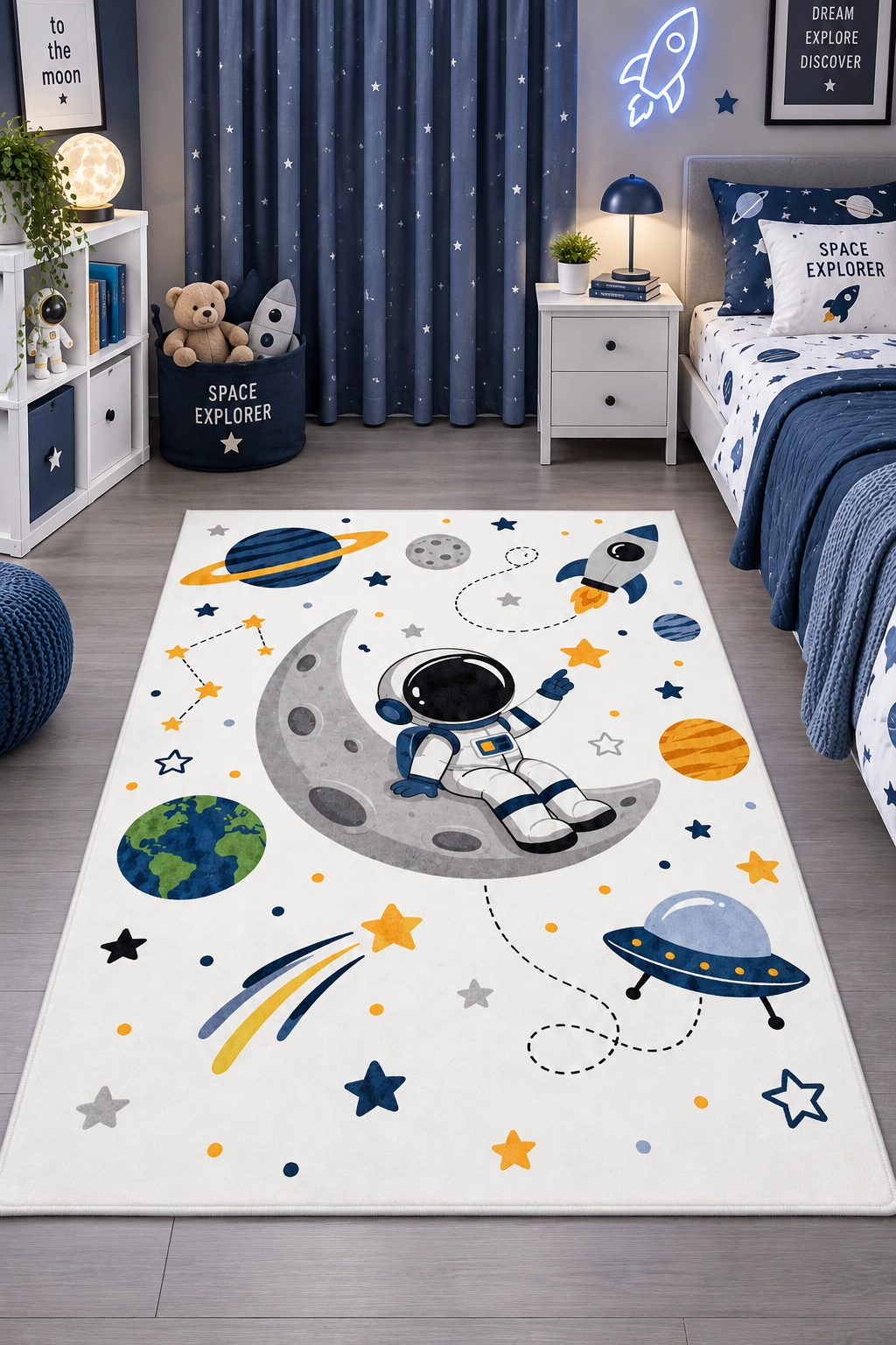Ayda Astronot Roket ve Gezegenler Desenli Çocuk Halısı