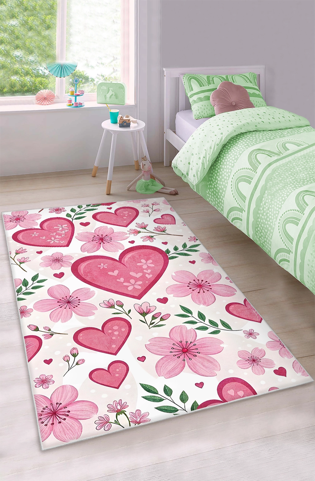 Pembe Kalp ve Çiçek Bahçesi Kız Çocuk Odası Halısı