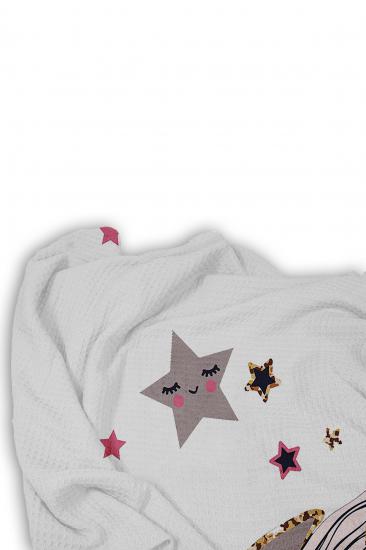 Ayda Oturan Sevimli Kız Tek Kişilik Pike (Yastık Kılıflı)