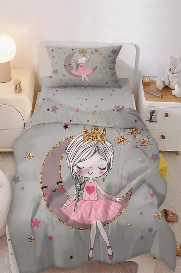 Sevimli Ayda Oturan Prenses Kız Desenli Tek Kişilik Bebek Çocuk Nevresim Takımı