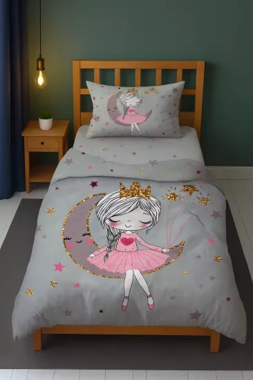 Sevimli Ayda Oturan Prenses Kız Desenli Tek Kişilik Bebek Çocuk Nevresim Takımı